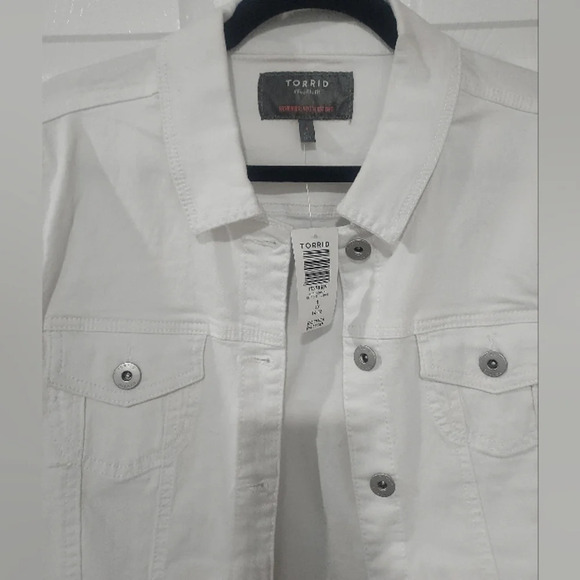 NWT Torrid Optic White Long Sleeve Denim Jacket in Size 1 14/16 - Picture 4 of 13